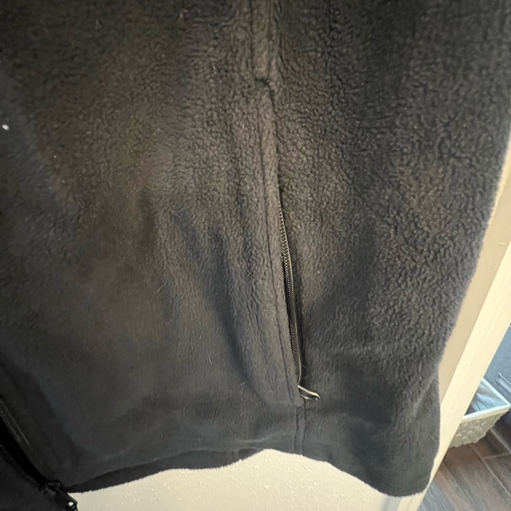 Columbia fleece vest.  Size Xl.  Good condition.  Black. - Picture 4 of 6